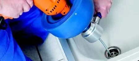 Furet électrique introduit dans l’évacuation d’un lavabo