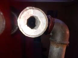 Dépôts à l’intérieur d’un coude sanitaire