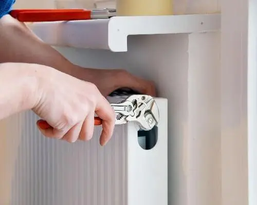 Ouverture d’une purge de radiateur — diagnostic du circuit de chauffage à Nivelles