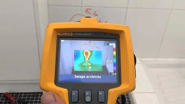 Caméra thermique dirigée vers une surface carrelée