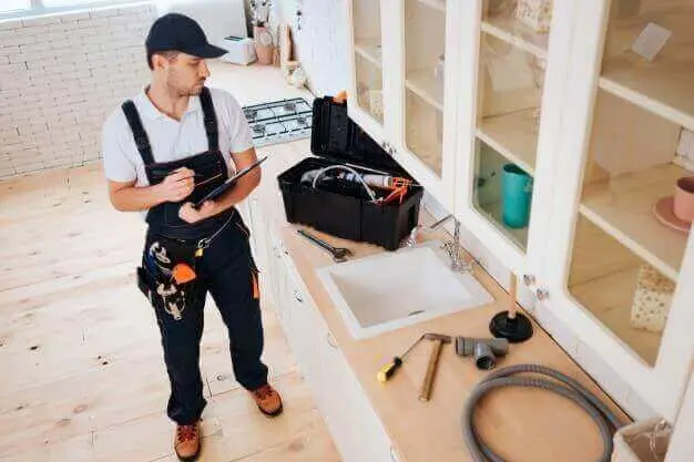 Professionnel intervenant sur une installation sanitaire