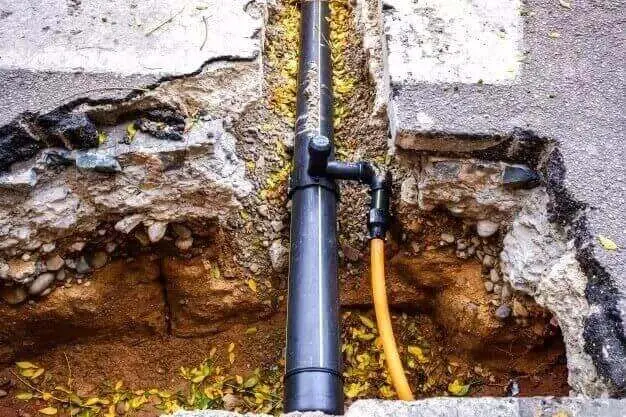 Canalisations accessibles dans une ouverture de sol — réparation de conduite enterrée à Nivelles