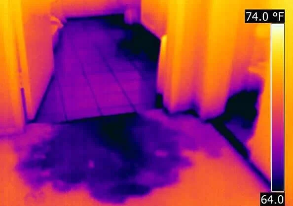 Thermogramme montrant des écarts de température sur un sol et ses abords