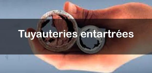 Deux sections de tuyauterie présentant des dépôts à l’intérieur